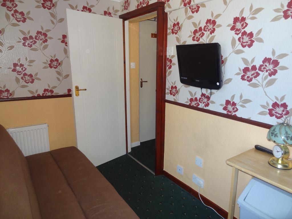 Lindisfarne Holiday Apartments - Families & Couples Only 블랙풀 객실 사진