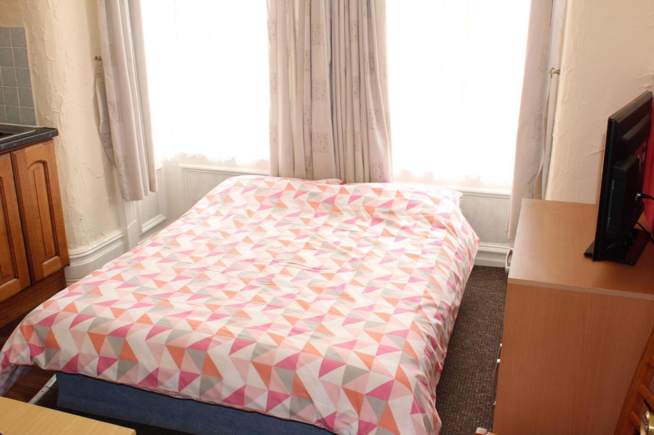 Lindisfarne Holiday Apartments - Families & Couples Only 블랙풀 외부 사진